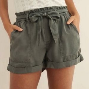 Aerie Shorts Size M Army Green Paper Bag Tie Front Cuffed Elastic Waistband